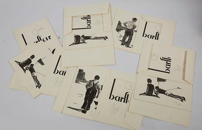 plusieurs photographies en noir et blanc représentant un homme et une femme sur un skateboard