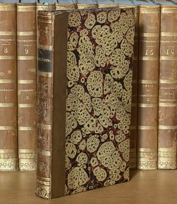 de nombreux livres posés sur une table
