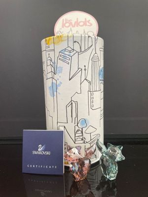 un petit vase orné d'un motif représentant un paysage urbain