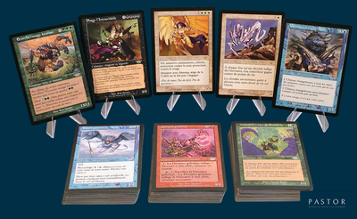 un lot de cartes posées sur une table