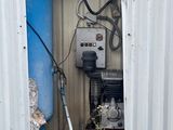 une petite machine qui se trouve dans un coin d'un bâtiment