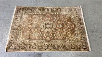 un tapis persan ancien avec un motif de médaillon au centre