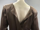 un gros plan sur un mannequin portant une veste marron