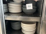 beaucoup d'assiettes et de bols sur l'étagère