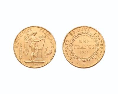 gros plan de deux pièces d'or sur une surface blanche