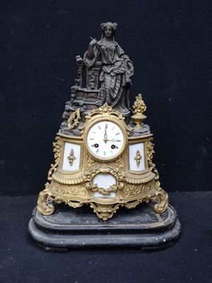 une horloge surmontée d'une statue