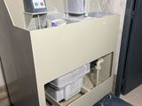 a machine that is sitting on the floor in a room