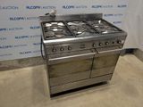 une cuisinière en acier inoxydable équipée de deux feux et de deux brûleurs