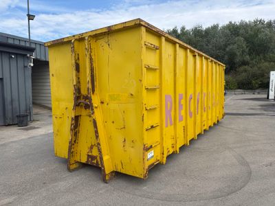 une grande benne jaune garée sur un parking