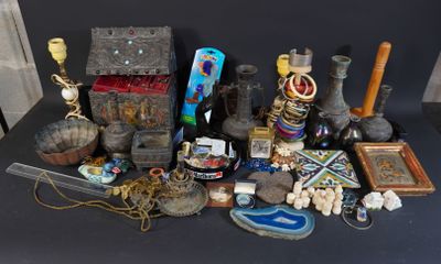 plusieurs objets posés ensemble sur une table