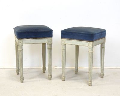paire de tabourets anciens peints, avec des assises rembourrées bleues