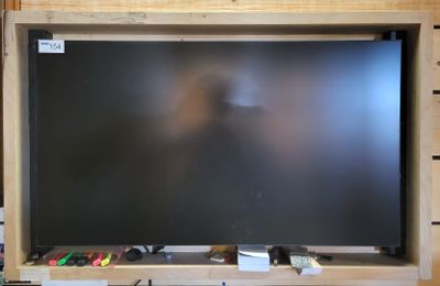 une photo d'un tableau noir dans un cadre en bois