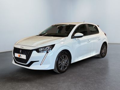 une voiture blanche garée dans une pièce blanche au sol noir