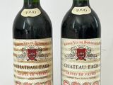 deux bouteilles de vin rouge posées l'une à côté de l'autre sur une surface blanche