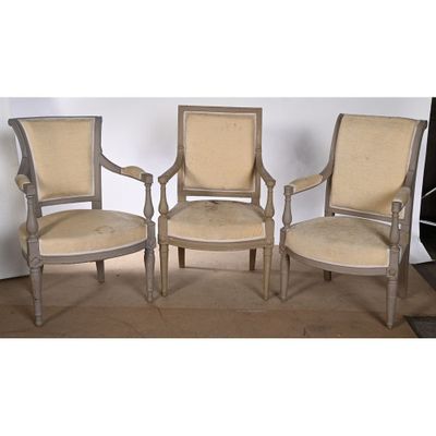 trois chaises avec un revêtement beige, revêtement beige, revêtement beige, revêtement beige, revêtement beige, revêtement beige, revêtement beige, revêtement beige
