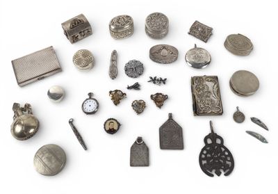 Ensemble de boites à pilules en métal certaines ajourées, à … - Photo 1