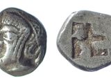un gros plan d'une pièce de monnaie avec un visage dessus