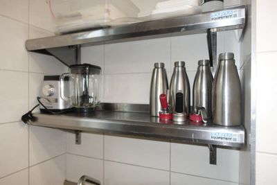 SUR DESIGNATION : Une étagère inox murale double