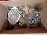 une boîte en carton remplie de différents types d'objets