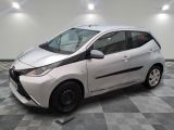 la photo d'une petite voiture blanche garée dans un garage