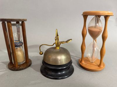 trois types différents de sabliers posés sur une table