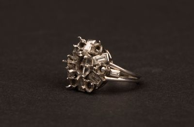gros plan d'une bague en diamant sur une surface noire