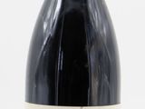 une bouteille de vin posée sur une table