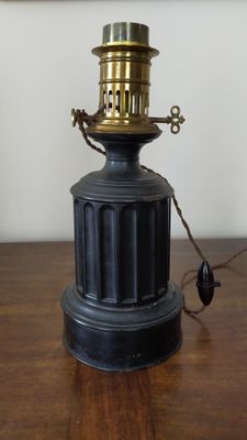 Pied de lampe en tôle en forme de colonne