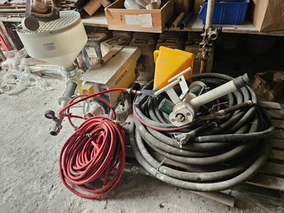 un tas de tuyaux et d'autres outils dans un garage