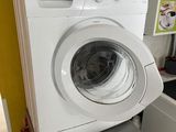 une machine à laver et un sèche-linge empilés l'un sur l'autre dans une cuisine