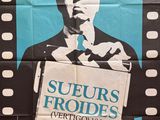 affiche représentant un homme tenant une pancarte devant une pellicule de film