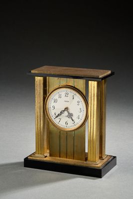 une image représentant une horloge posée sur une table en bois