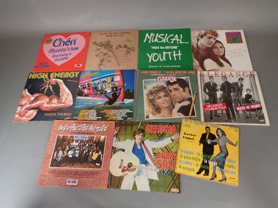 plusieurs livres posés sur une table, avec des photos de personnes dessus