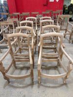 Suite de huit bâtis de fauteuils en bois naturel, sans garni…