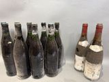 plusieurs bouteilles de vin sont alignées sur une table