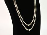 un gros plan sur un mannequin orné de perles