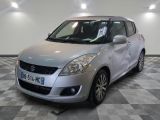 la petite voiture argentée est garée sur un carrelage à carreaux