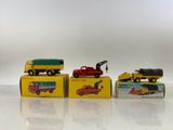 quatre camions miniatures alignés sur une table