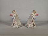 paire de figurines représentant deux chérubins ailés et un miroir