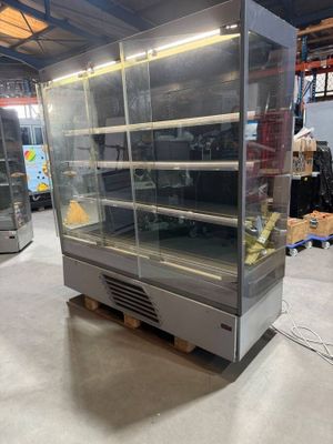 une grande vitrine contenant beaucoup de nourriture