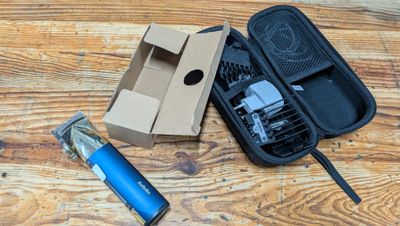 une boîte contenant un briquet et d'autres objets, posée sur une table en bois