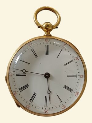 une montre de poche en or avec des chiffres romains sur le cadran