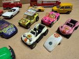 tout un tas de petites voitures qui traînent sur la table