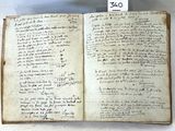 un vieux livre écrit posé sur une table