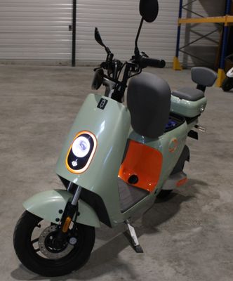 un scooter garé dans un garage
