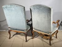 Paire de fauteuils à grand dossier plat cintré en noyer moul… (photo 4)