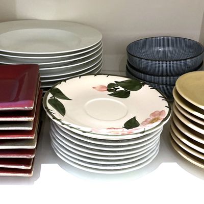 beaucoup d'assiettes et de bols sur une étagère
