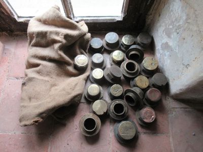 un sac rempli de pièces de monnaie posé sur le sol à côté d'une fenêtre