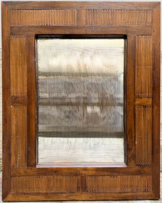 une image représentant un cadre en bois contenant un miroir