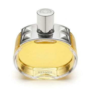 un flacon de parfum posé sur une surface blanche